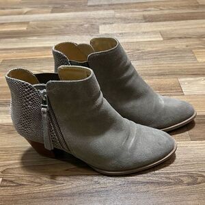 Vionic Women’s Anne Ankle Bootie Suede Snakeskin Printed‎ Heel Gray Tan Size 8.5